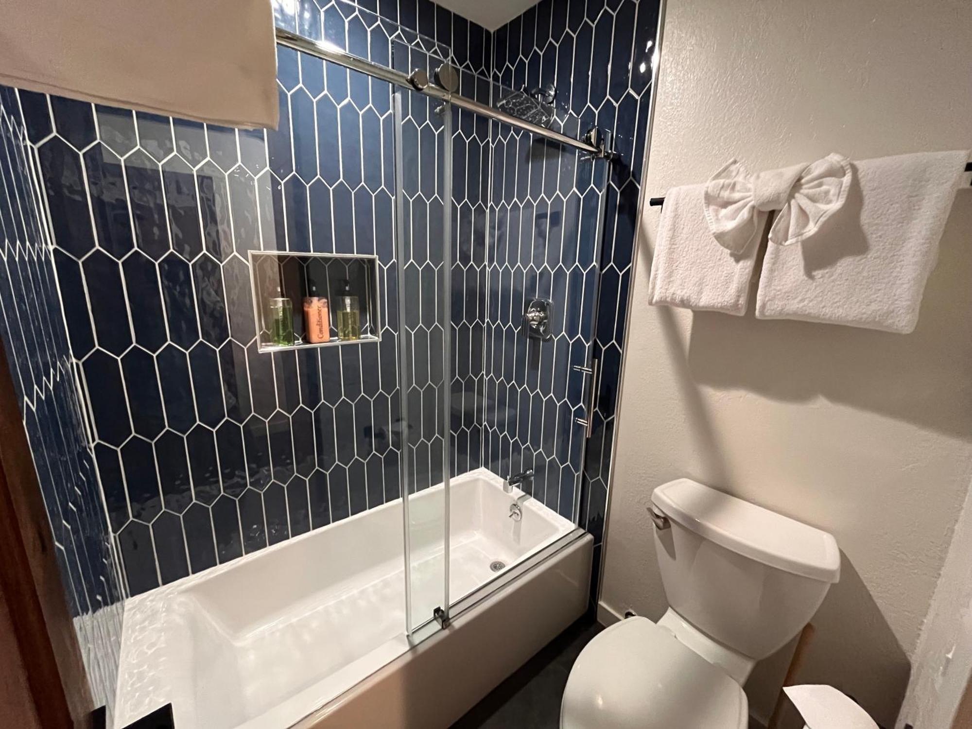 Tastefully Remodeled Condo At Mammoth Ski & Racquet Club, Hot Tub, Garage, 10 Min Walk To Ski Lifts 맘모스 레이크스 외부 사진