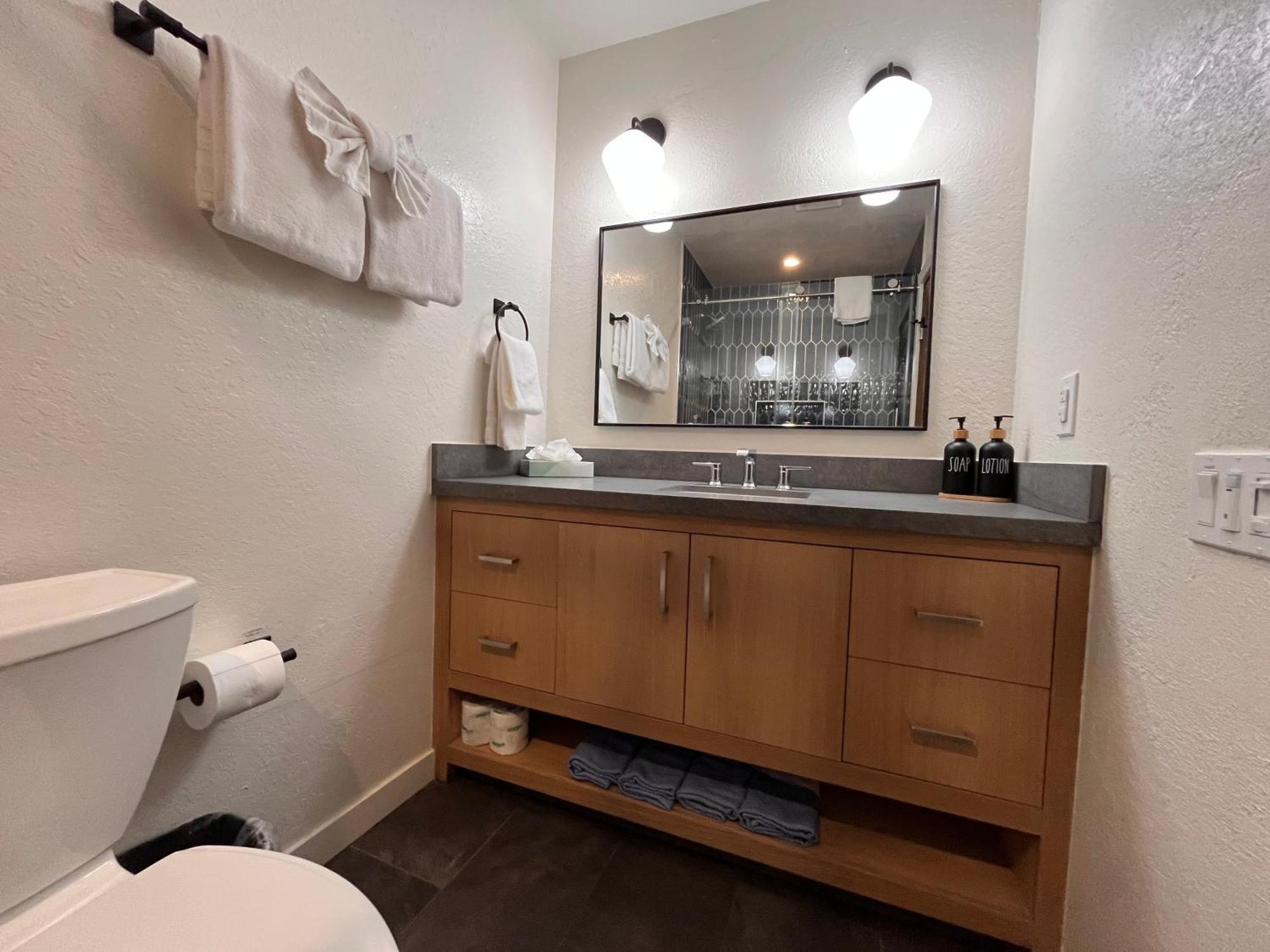 Tastefully Remodeled Condo At Mammoth Ski & Racquet Club, Hot Tub, Garage, 10 Min Walk To Ski Lifts 맘모스 레이크스 외부 사진