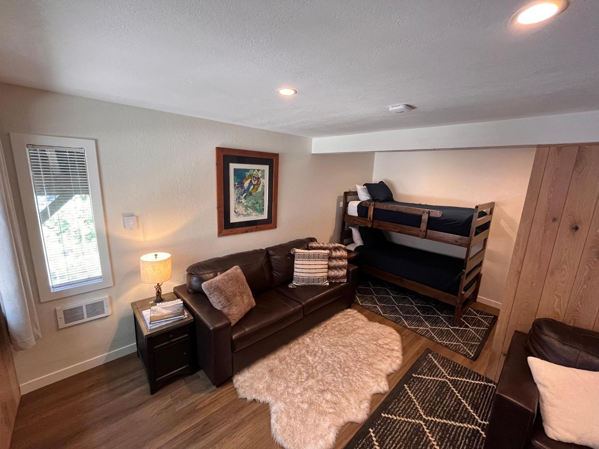 Tastefully Remodeled Condo At Mammoth Ski & Racquet Club, Hot Tub, Garage, 10 Min Walk To Ski Lifts 맘모스 레이크스 외부 사진