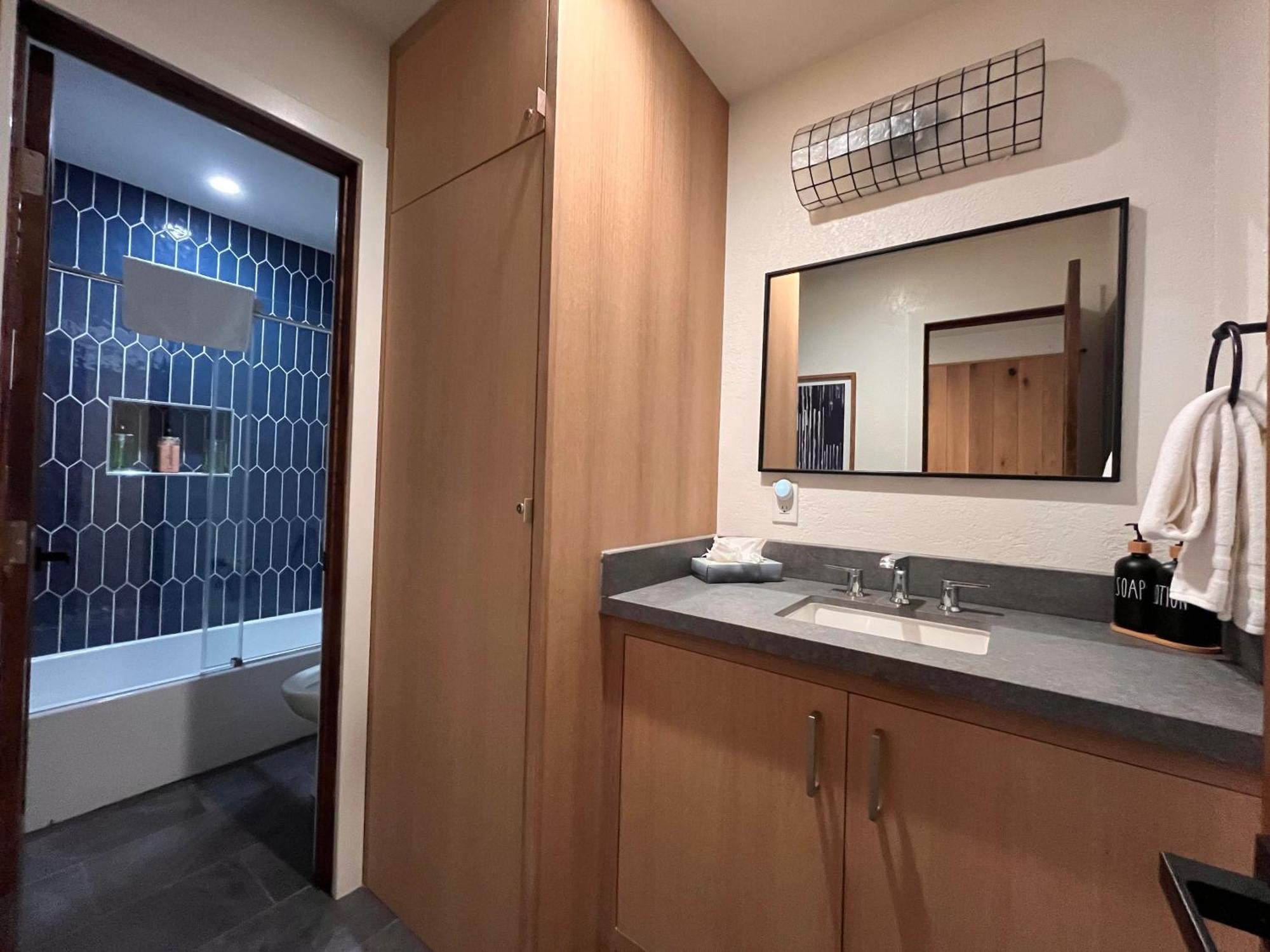 Tastefully Remodeled Condo At Mammoth Ski & Racquet Club, Hot Tub, Garage, 10 Min Walk To Ski Lifts 맘모스 레이크스 외부 사진