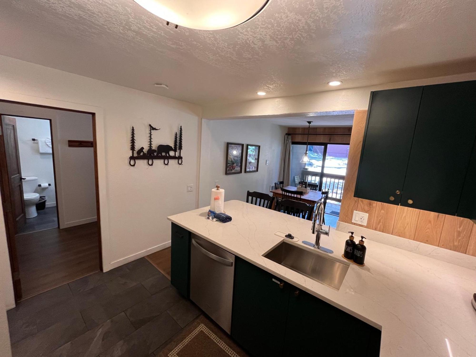 Tastefully Remodeled Condo At Mammoth Ski & Racquet Club, Hot Tub, Garage, 10 Min Walk To Ski Lifts 맘모스 레이크스 외부 사진