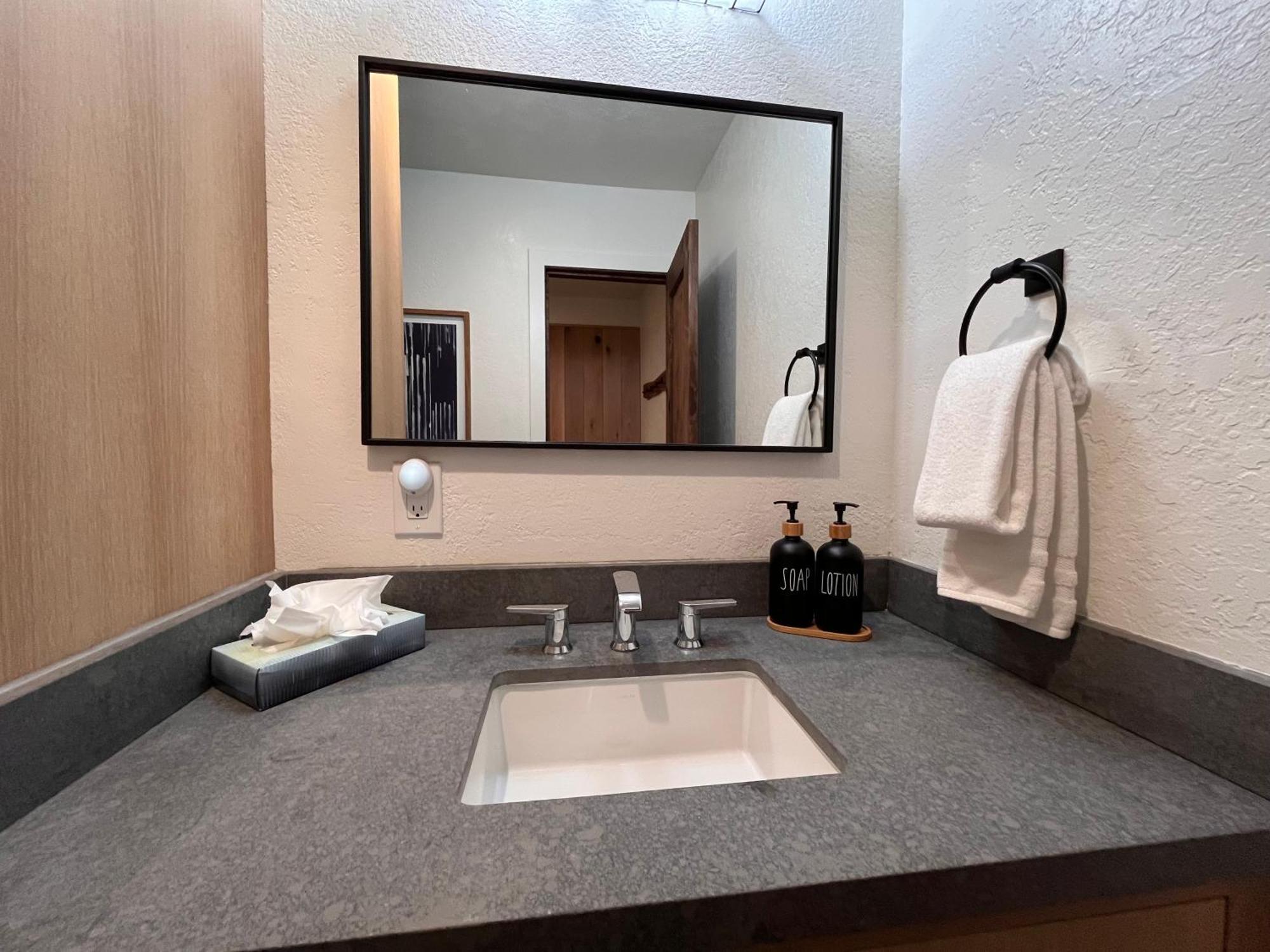 Tastefully Remodeled Condo At Mammoth Ski & Racquet Club, Hot Tub, Garage, 10 Min Walk To Ski Lifts 맘모스 레이크스 외부 사진